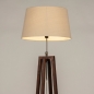 Foto 31340-5 schuinaanzicht: Staande houten vloerlamp met beige kap van stof 