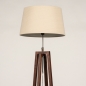 Foto 31340-6 schuinaanzicht: Staande houten vloerlamp met beige kap van stof 
