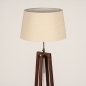 Foto 31340-7 schuinaanzicht: Staande houten vloerlamp met beige kap van stof 