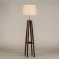 Foto 31341-2 schuinaanzicht: Staande houten vloerlamp in walnoot bruin met witte kap 