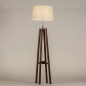 Foto 31341-3 schuinaanzicht: Staande houten vloerlamp in walnoot bruin met witte kap 