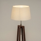 Foto 31341-4 schuinaanzicht: Staande houten vloerlamp in walnoot bruin met witte kap 