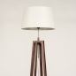 Foto 31341-6 schuinaanzicht: Staande houten vloerlamp in walnoot bruin met witte kap 