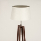 Foto 31341-7 schuinaanzicht: Staande houten vloerlamp in walnoot bruin met witte kap 