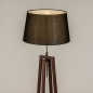 Foto 31342-4 schuinaanzicht: Staande houten vloerlamp in walnoot bruin met zwarte kap