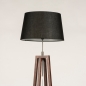 Foto 31342-6 schuinaanzicht: Staande houten vloerlamp in walnoot bruin met zwarte kap