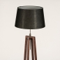 Foto 31342-7 schuinaanzicht: Staande houten vloerlamp in walnoot bruin met zwarte kap
