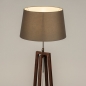 Foto 31343-4 schuinaanzicht: Staande houten vloerlamp in walnoot bruin met grijze kap 