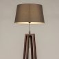 Foto 31343-5 schuinaanzicht: Staande houten vloerlamp in walnoot bruin met grijze kap 