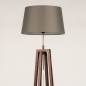 Foto 31343-6 schuinaanzicht: Staande houten vloerlamp in walnoot bruin met grijze kap 