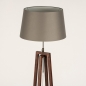 Foto 31343-7 schuinaanzicht: Staande houten vloerlamp in walnoot bruin met grijze kap 