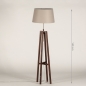 Foto 31344-1 maatindicatie: Staande houten vloerlamp in walnoot bruin met taupe kap 