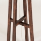 Foto 31344-12 detailfoto: Staande houten vloerlamp in walnoot bruin met taupe kap 