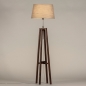 Foto 31344-3 schuinaanzicht: Staande houten vloerlamp in walnoot bruin met taupe kap 