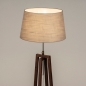 Foto 31344-4 schuinaanzicht: Staande houten vloerlamp in walnoot bruin met taupe kap 
