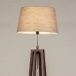 Foto 31344-5 schuinaanzicht: Staande houten vloerlamp in walnoot bruin met taupe kap 