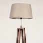 Foto 31344-6 schuinaanzicht: Staande houten vloerlamp in walnoot bruin met taupe kap 