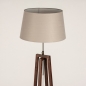 Foto 31344-7 schuinaanzicht: Staande houten vloerlamp in walnoot bruin met taupe kap 