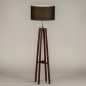 Foto 31345-2 schuinaanzicht: Staande houten vloerlamp in walnoot bruin met zwarte kap 