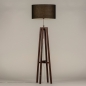 Foto 31345-3 schuinaanzicht: Staande houten vloerlamp in walnoot bruin met zwarte kap 