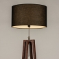 Foto 31345-5 schuinaanzicht: Staande houten vloerlamp in walnoot bruin met zwarte kap 