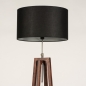 Foto 31345-6 schuinaanzicht: Staande houten vloerlamp in walnoot bruin met zwarte kap 