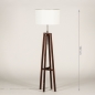 Foto 31346-1 maatindicatie: Staande houten vloerlamp met ronde kap in het wit 