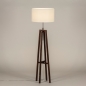 Foto 31346-2 schuinaanzicht: Staande houten vloerlamp met ronde kap in het wit 