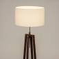 Foto 31346-4 schuinaanzicht: Staande houten vloerlamp met ronde kap in het wit 