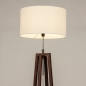 Foto 31346-5 schuinaanzicht: Staande houten vloerlamp met ronde kap in het wit 