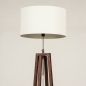 Foto 31346-6 schuinaanzicht: Staande houten vloerlamp met ronde kap in het wit 