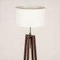 Foto 31346-7 schuinaanzicht: Staande houten vloerlamp met ronde kap in het wit 