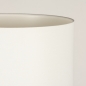 Foto 31346-9 detailfoto: Staande houten vloerlamp met ronde kap in het wit 