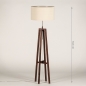 Foto 31347-1 maatindicatie: Staande houten vloerlamp in walnoot bruin met beige kap