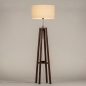 Foto 31347-3 schuinaanzicht: Staande houten vloerlamp in walnoot bruin met beige kap