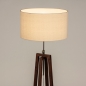Foto 31347-4 schuinaanzicht: Staande houten vloerlamp in walnoot bruin met beige kap