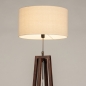Foto 31347-5 schuinaanzicht: Staande houten vloerlamp in walnoot bruin met beige kap