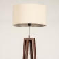 Foto 31347-6 schuinaanzicht: Staande houten vloerlamp in walnoot bruin met beige kap