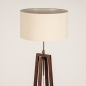 Foto 31347-7 schuinaanzicht: Staande houten vloerlamp in walnoot bruin met beige kap