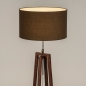 Foto 31348-4 schuinaanzicht: Houten staande vloerlamp in walnoot bruin met bruine kap