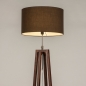 Foto 31348-5 schuinaanzicht: Houten staande vloerlamp in walnoot bruin met bruine kap