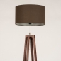 Foto 31348-6 schuinaanzicht: Houten staande vloerlamp in walnoot bruin met bruine kap