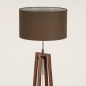 Foto 31348-7 schuinaanzicht: Houten staande vloerlamp in walnoot bruin met bruine kap
