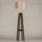 Foto 31349-2 schuinaanzicht: Houten staande vloerlamp in walnoot bruin met roze kap van fluweel