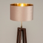 Foto 31349-4 schuinaanzicht: Houten staande vloerlamp in walnoot bruin met roze kap van fluweel