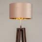 Foto 31349-5 schuinaanzicht: Houten staande vloerlamp in walnoot bruin met roze kap van fluweel