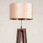 Foto 31349-6 schuinaanzicht: Houten staande vloerlamp in walnoot bruin met roze kap van fluweel