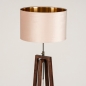 Foto 31349-7 schuinaanzicht: Houten staande vloerlamp in walnoot bruin met roze kap van fluweel