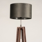 Foto 31350-7 schuinaanzicht: Houten staande lamp met grijze kap van fluweel met zilveren binnenkant