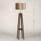 Foto 31351-1 maatindicatie: Houten staande lamp met kap in taupe velvet en gouden binnenkant 